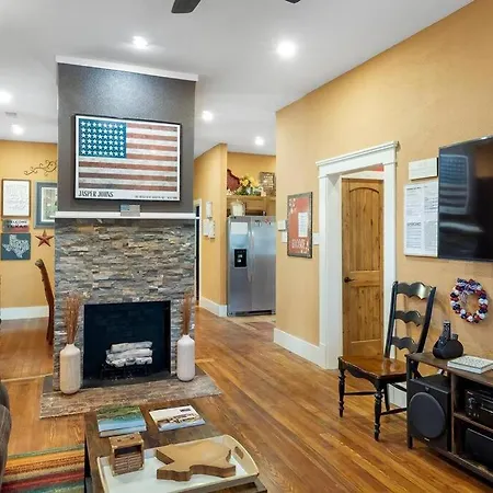 Villa Stockyards Patriot Outpost - Sleeps 8 - Just 3/4 Miles